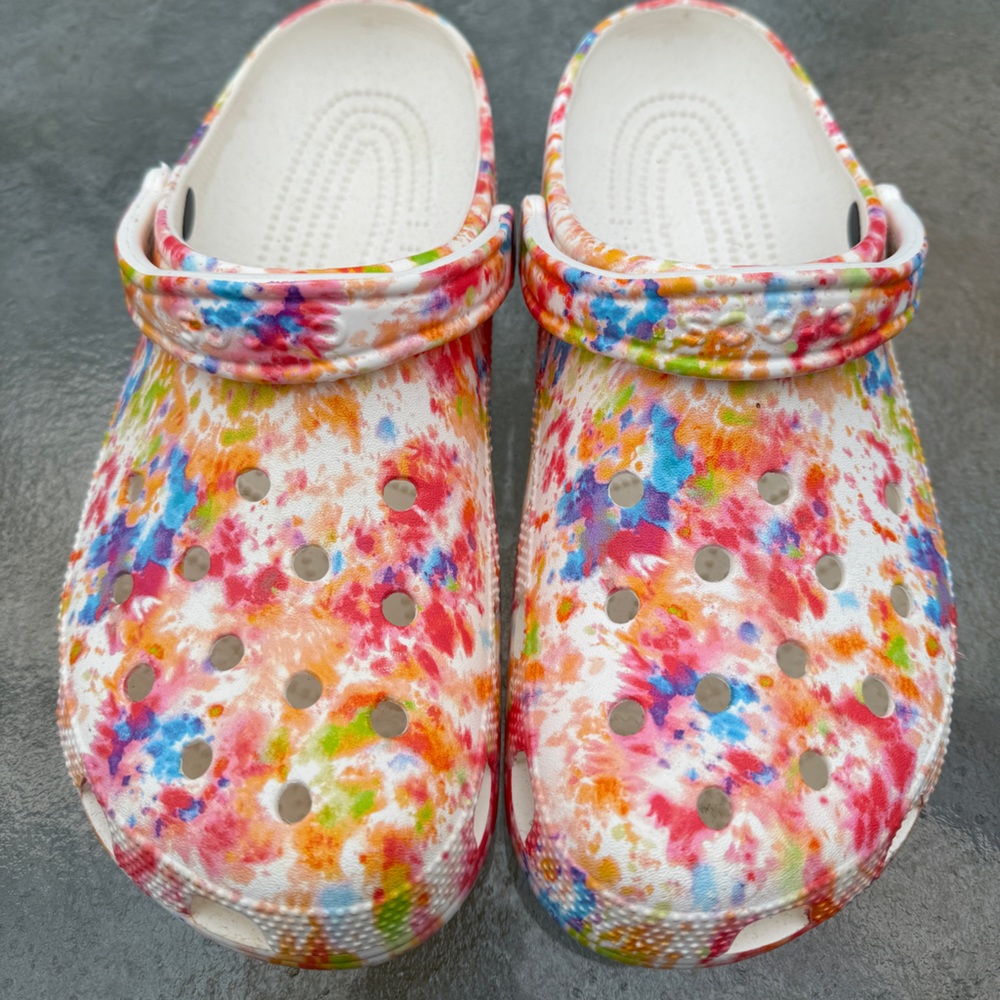🩷🩵💜LIKE NEW TYE DYE CROCS💜🩵🩷